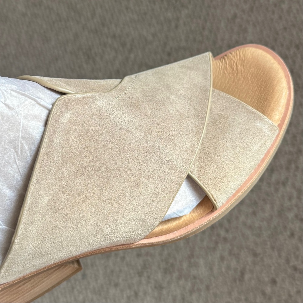 NIB Sofft Perrie Block Heel Slip On Sandal Light Grey Suede Leather 8M - Picture 12 of 12